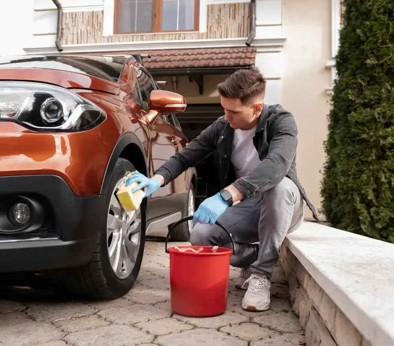 Lavage auto à domicile Crouttes : professionnel intervenant sur un véhicule